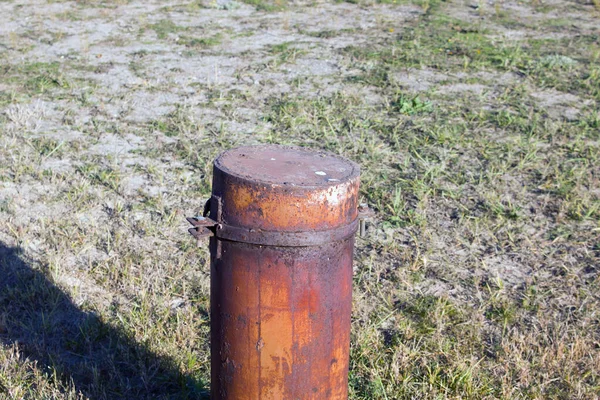 Antiguo Tubo Ventilación Oxidada Sobre Fondo Hierba Verde Cierres Pernos — Foto de Stock