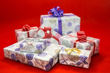 Kırmızı arka planda Noel hediyesi kutuları. Tasarımcı için boş.