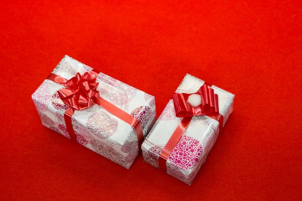 Dos Cajas Regalo Colores Sobre Fondo Rojo Blanco Para Diseñador — Foto de Stock