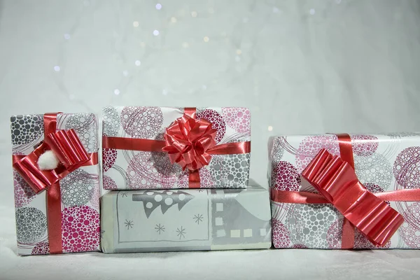 白色背景的圣诞礼品盒 设计师用的空白 — 图库照片