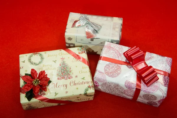 Caixas Presente Natal Fundo Vermelho Branco Para Designer — Fotografia de Stock