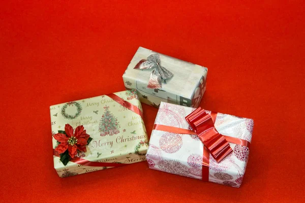 赤い背景のクリスマスのギフト箱 デザイナーのためのブランク — ストック写真