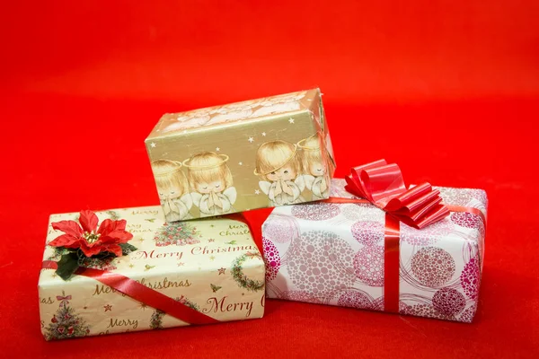 Karácsonyi Ajándékdobozok Piros Háttérrel Üres Tervezőnek — Stock Fotó