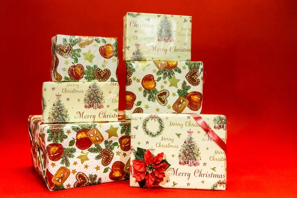 Χριστουγεννιάτικα Κουτιά Δώρων Κόκκινο Φόντο Κενό Για Τον Σχεδιαστή — Φωτογραφία Αρχείου