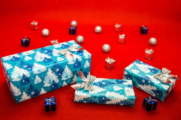 红色背景的圣诞蓝色礼品盒 设计师用的空白 — 图库照片