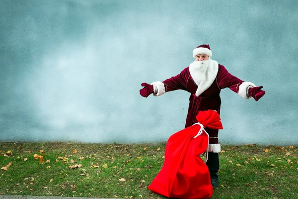 Święty Mikołaj Wielką Torbą Prezentów Mikołaj Podnosi Ręce Pokazuje Jaka — Zdjęcie stockowe