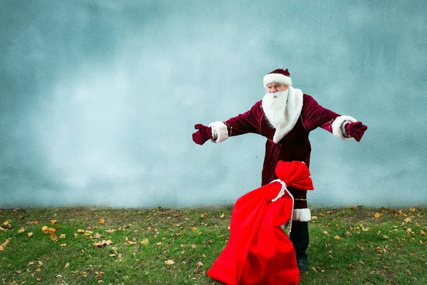 Święty Mikołaj Wielką Torbą Prezentów Mikołaj Podnosi Ręce Pokazuje Jaka — Zdjęcie stockowe
