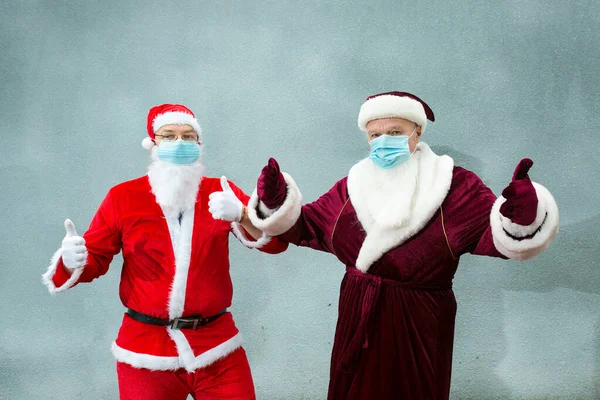 俄罗斯的德 莫罗兹和戴着口罩的圣诞老人圣诞老人的手显示出还好的迹象 灰色背景下的特写 — 图库照片