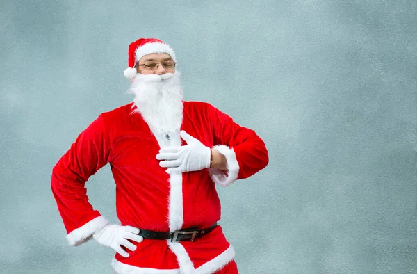 Weihnachtsmann Großaufnahme Auf Grauem Hintergrund Weihnachtsmann Streicht Sich Über Den — Stockfoto