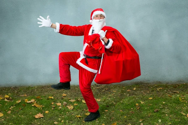 Der Weihnachtsmann Läuft Mit Einem Großen Roten Sack Mit Geschenken — Stockfoto