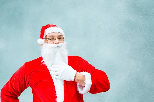 Weihnachtsmann Großaufnahme Auf Grauem Hintergrund Weihnachtsmann Streicht Sich Über Den — Stockfoto