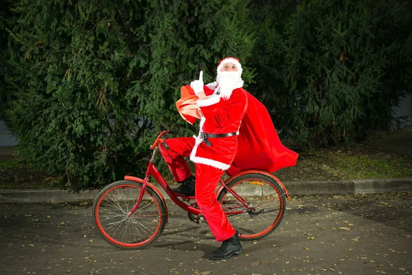 Święty Mikołaj Jeździ Rowerze Niesie Dużą Torbę Prezentów Zbliżenie Tle — Zdjęcie stockowe