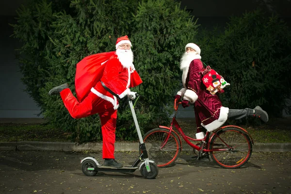 Két Télapó Találkozója Mikulás Robogózik Ded Moroz Oroszországból Biciklizik Mikulások — Stock Fotó