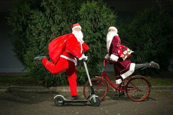 Két Télapó Találkozója Mikulás Robogózik Ded Moroz Oroszországból Biciklizik Mikulások — Stock Fotó