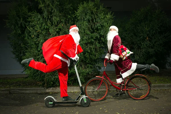 Két Télapó Találkozója Mikulás Robogózik Ded Moroz Oroszországból Biciklizik Mikulások — Stock Fotó