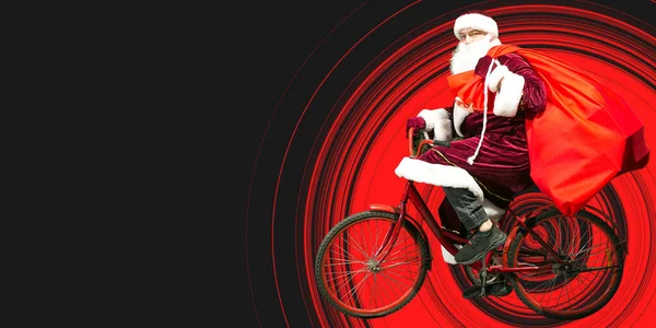 Santa Claus Monta Bicicleta Lleva Una Gran Bolsa Regalos Aislar — Foto de Stock