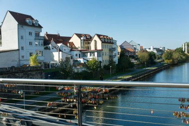 Bamberg, Bavyera, Almanya - 10.16.2016: Turistler tarafından ziyaret anısına bırakılan kalelerle birlikte gözlem güvertesi.