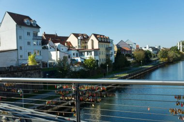 Bamberg, Bavyera, Almanya - 10.16.2016: Turistler tarafından ziyaret anısına bırakılan kalelerle birlikte gözlem güvertesi.