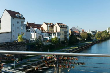 Bamberg, Bavyera, Almanya - 10.16.2016: Turistler tarafından ziyaret anısına bırakılan kalelerle birlikte gözlem güvertesi.