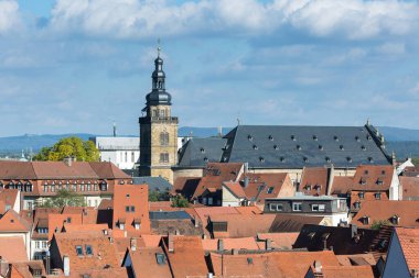 Bamberg, Bavyera, Almanya - 16.10.2016: Bamberg 'in eski tarihi sokak ve mimari manzarası, Yukarı Franconia, Almanya' nın Bavyera bölgesi