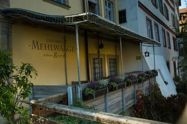 Bamberg, Bavyera, Almanya - 16.10.2016: Bamberg 'in eski tarihi sokak ve mimari manzarası, Yukarı Franconia, Almanya' nın Bavyera bölgesi