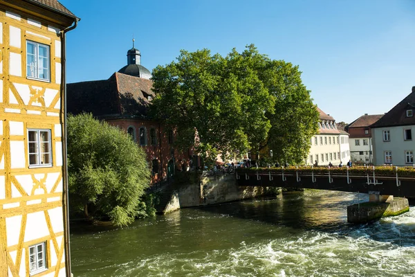 Bamberg, Bavyera, Almanya - 10.16.2016: Regnitz nehrinin her iki yakasındaki Ortaçağ Alman köyü Bamberg.