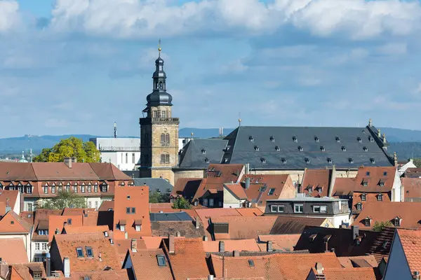 Bamberg, Bavyera, Almanya - 16.10.2016: Bamberg 'in eski tarihi sokak ve mimari manzarası, Yukarı Franconia, Almanya' nın Bavyera bölgesi