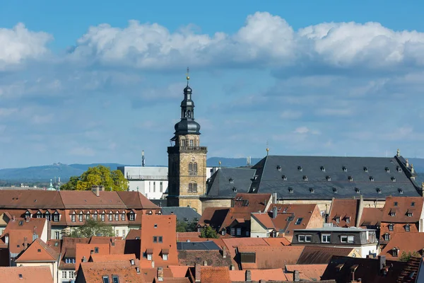 Bamberg, Bavyera, Almanya - 16.10.2016: Bamberg 'in eski tarihi sokak ve mimari manzarası, Yukarı Franconia, Almanya' nın Bavyera bölgesi