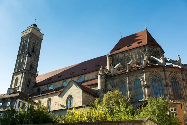 Bamberg, Bavyera, Almanya - 16.10.2016: Bamberg 'in eski tarihi sokak ve mimari manzarası, Yukarı Franconia, Almanya' nın Bavyera bölgesi