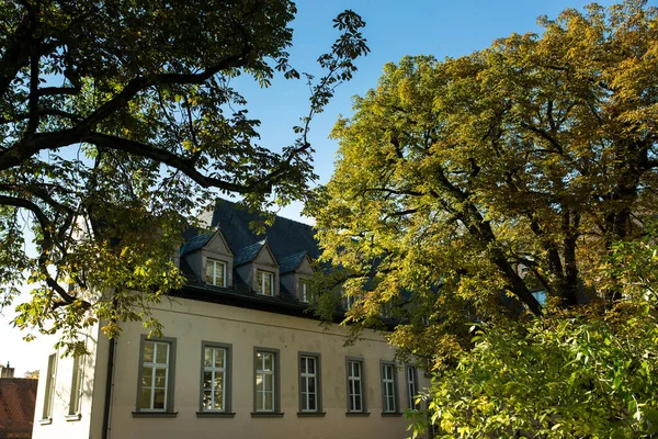Bamberg, Bavyera, Almanya - 16.10.2016: Bamberg 'in eski tarihi sokak ve mimari manzarası, Yukarı Franconia, Almanya' nın Bavyera bölgesi