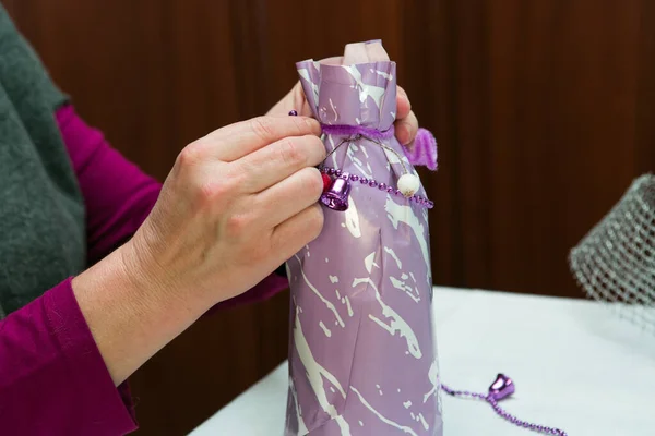 Processus Emballage Des Cadeaux Pour Les Vacances Les Mains Des — Photo