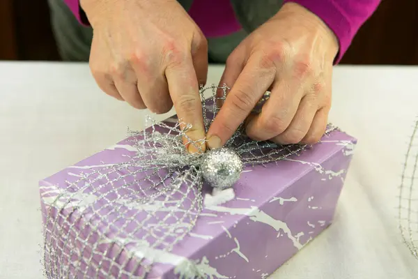 节日礼物的包装过程 女人的手是用剪刀 粘合剂 装饰品工作的 检疫条件下的家庭枪击 — 图库照片