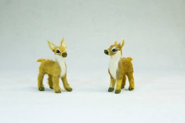 Kış konsepti Beyaz arka planda iki oyuncak geyik..