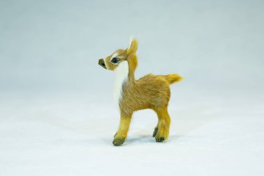 Kış konsepti Uzak Kuzey 'den beyaz arka planda küçük bir oyuncak yavrusu..