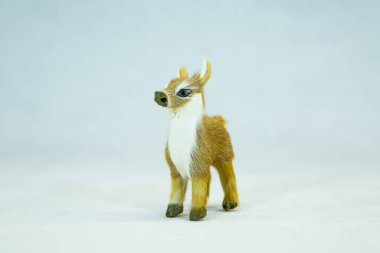 Kış konsepti Uzak Kuzey 'den beyaz arka planda küçük bir oyuncak yavrusu..