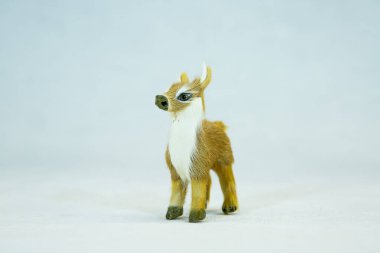 Kış konsepti Uzak Kuzey 'den beyaz arka planda küçük bir oyuncak yavrusu..