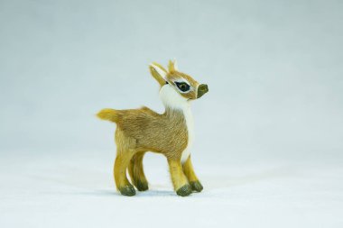 Kış konsepti Uzak Kuzey 'den beyaz arka planda küçük bir oyuncak yavrusu..