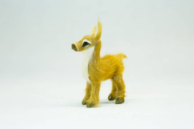 Kış konsepti Uzak Kuzey 'den beyaz arka planda küçük bir oyuncak yavrusu..