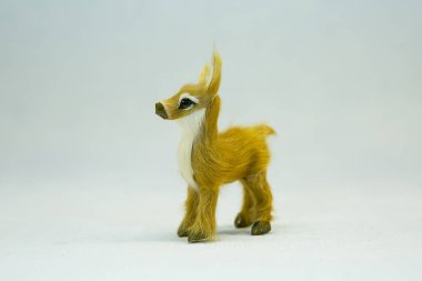 Kış konsepti Uzak Kuzey 'den beyaz arka planda küçük bir oyuncak yavrusu..