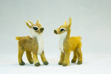 Kış konsepti Beyaz arka planda iki oyuncak geyik..