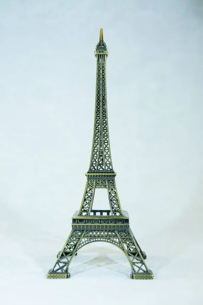 Pequena Cópia Bronze Estatueta Torre Eiffel Isolada Sobre Fundo Branco — Fotografia de Stock