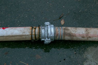 Su pompalama sistemi. Parktaki gölet kıyılarını taşırdı. Belediye yetkilileri kazayı ortadan kaldırdı..