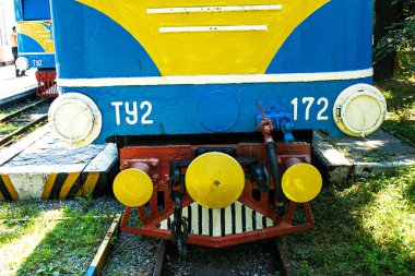 Vagon bağlama mekanizması. Sovyet döneminden kalma çocuk demiryollarında parktaki at arabalarının birleşimi..