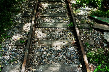 Demiryolu ekipmanları. Demiryolu bağlantısı kurulmuş. Sovyet döneminden kalma çocuk demiryolunun parktaki görüntüleri..