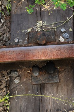 Demiryolu ekipmanları. Demiryolu bağlantısı kurulmuş. Sovyet döneminden kalma çocuk demiryolunun parktaki görüntüleri..