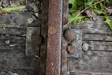 Demiryolu ekipmanları. Demiryolu bağlantısı kurulmuş. Sovyet döneminden kalma çocuk demiryolunun parktaki görüntüleri..