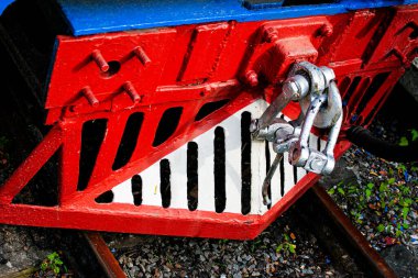 Vagon bağlama mekanizması. Sovyet döneminden kalma çocuk demiryollarında parktaki at arabalarının birleşimi..