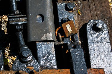 Demiryolu ekipmanları. Demiryolu bağlantısı kurulmuş. Demiryolu katılım mekanizması. Sovyet döneminden kalma çocuk demiryolunun parktaki görüntüleri..