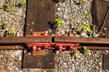 Demiryolu ekipmanları. Demiryolu bağlantısı kurulmuş. Sovyet döneminden kalma çocuk demiryolunun parktaki görüntüleri..