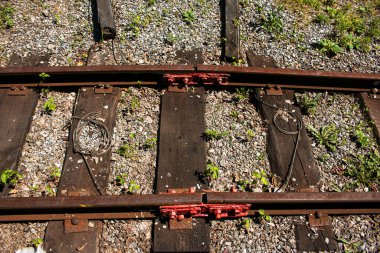 Demiryolu ekipmanları. Demiryolu bağlantısı kurulmuş. Sovyet döneminden kalma çocuk demiryolunun parktaki görüntüleri..